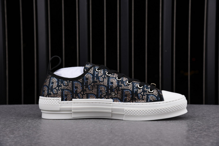 DR B23 OBLIQUE LOW TOP SNEAKER