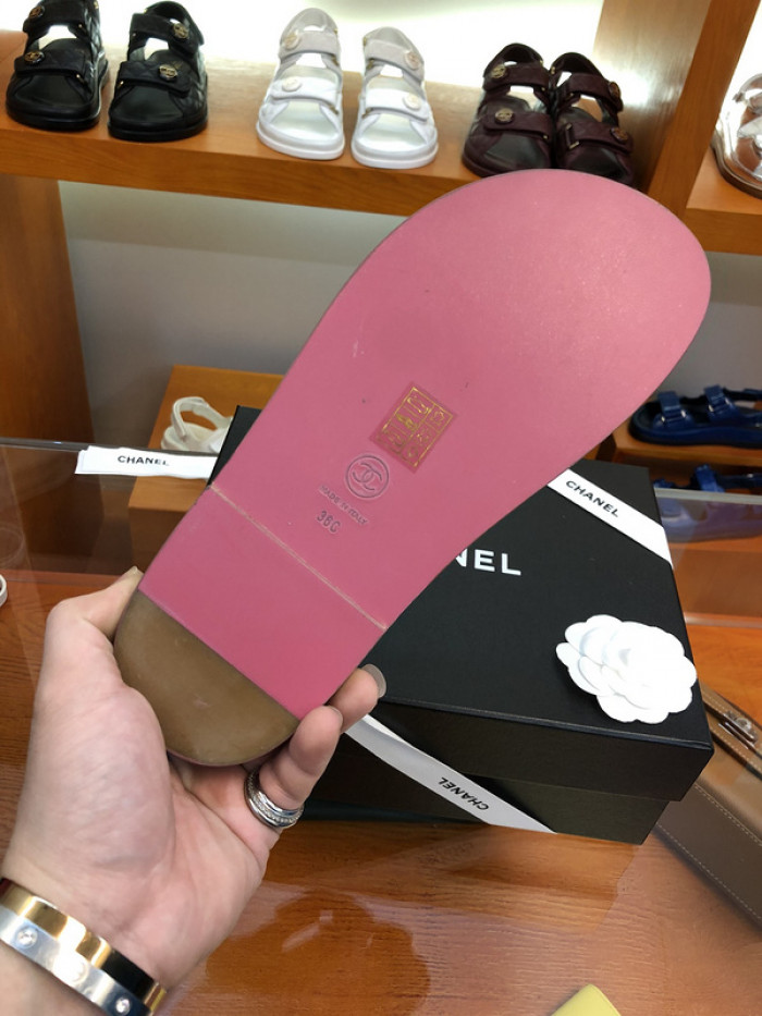 C*HANEL SLIDES C-19